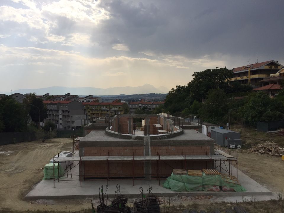Construcția școlii și bisericii parohiale din Pescara a ajuns la cota +3,2m