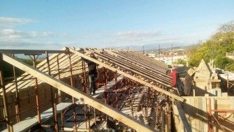 Construcția acoperișului bisericii și școlii parohiale din Pescara