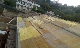 Construcția acoperișului bisericii și școlii parohiale din Pescara