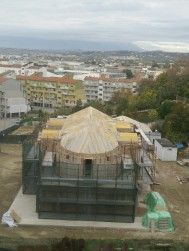 Construcția acoperișului bisericii și școlii parohiale din Pescara