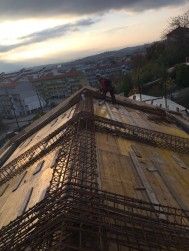 La costruzione del tetto della chiesa e della scuola parrocchiale di Pescara