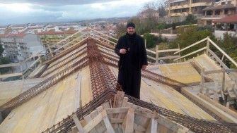 Construcția acoperișului bisericii și școlii parohiale din Pescara