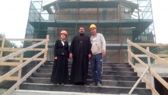 Construcția acoperișului bisericii și școlii parohiale din Pescara