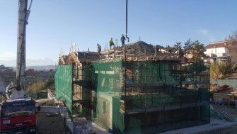 Construcția acoperișului bisericii și școlii parohiale din Pescara