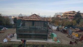 Construcția acoperișului bisericii și școlii parohiale din Pescara