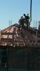 Construcția acoperișului bisericii și școlii parohiale din Pescara