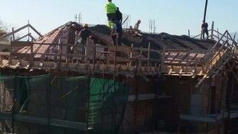 Construcția acoperișului bisericii și școlii parohiale din Pescara