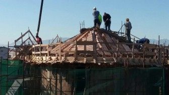 Construcția acoperișului bisericii și școlii parohiale din Pescara