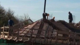Construcția acoperișului bisericii și școlii parohiale din Pescara