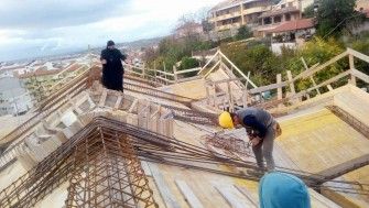Construcția acoperișului bisericii și școlii parohiale din Pescara