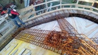 Construcția acoperișului bisericii și școlii parohiale din Pescara