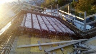 Construcția acoperișului bisericii și școlii parohiale din Pescara