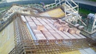 Construcția acoperișului bisericii și școlii parohiale din Pescara