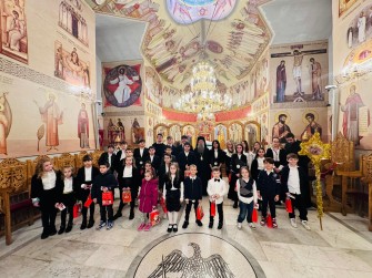 Copiii școlii parohiale din localitatea Pescara l-au colindat pe Preasfințitul Părinte Episcop Siluan